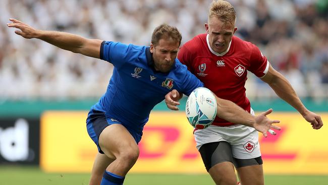 Tommaso Benvenuti competes for the ball with Ben Lesage. Picture: Getty Images