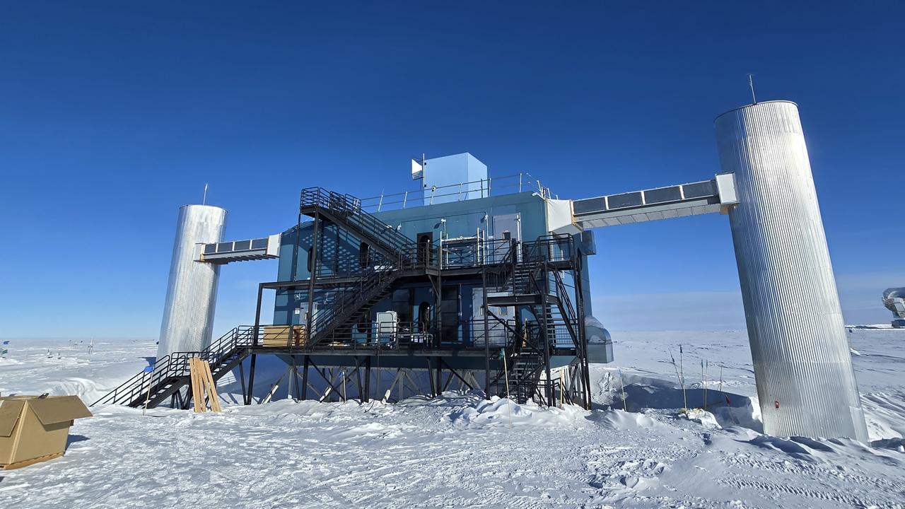 The IceCube Neutrino Observatory at the South Pole. Picture: Gary Hill, IceCube/NSF.