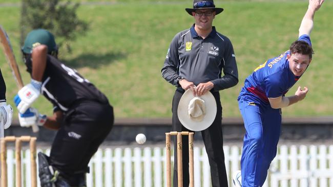 Brodie Symons sends one down for Frankston Peninsula. Picture: David Crosling