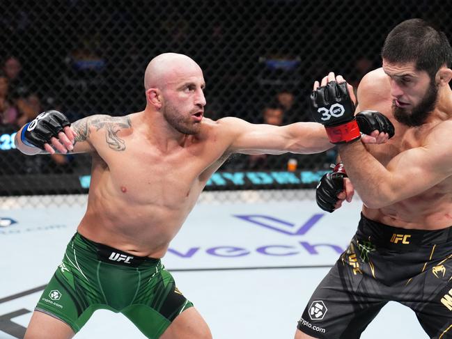 PERTH, AUSTRALIA - FEBRUARY 12: (L-R) Alexander Volkanovski of Australia punches Islam Makhachev of Russia in the UFC lightweight championship fight during the UFC 284 event at RAC Arena on February 12, 2023 in Perth, Australia. (Photo by Chris Unger/Zuffa LLC via Getty Images)