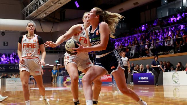 GEELONG, AUSTRALIA - OCTOBER 30: Keely Froling of Geelong United drives to the basket during the round one WNBL match between Geelong United and Townsville Fire at The Geelong Arena, on October 30, 2024, in Geelong, Australia. (Photo by Kelly Defina/Getty Images)