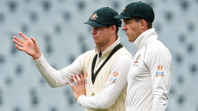 Steve Smith (L) and captain Tim Paine (R) confer over field placings. Picture: William West/AFP