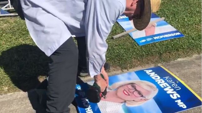 Volunteers for Karen Andrews were spotted erecting election signage across the Gold Coast today. 