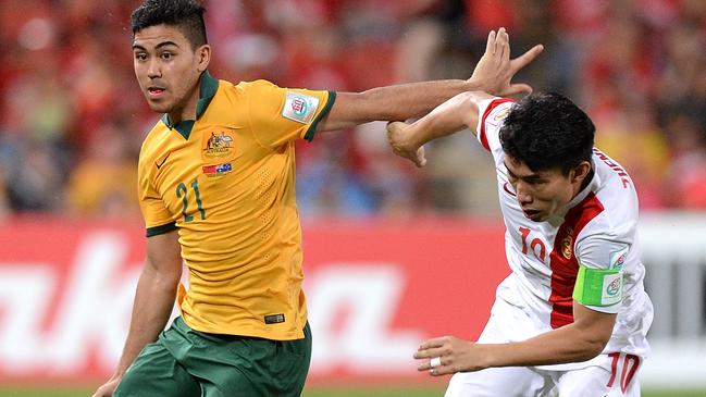 BRISBANE, AUSTRALIA - JANUARY 22: Massimo Luongo of Australia and Zheng Zhi of China compete for the ball during the 2015 Asian Cup match between China PR and the Australian Socceroos at Suncorp Stadium on January 22, 2015 in Brisbane, Australia. (Photo by Bradley Kanaris/Getty Images)