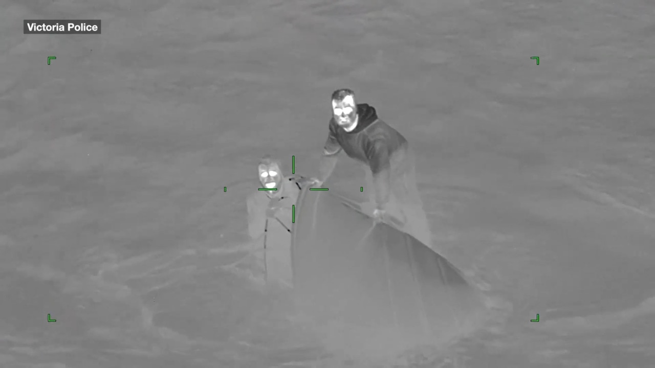 Dramatic moment three men rescued after boat sinks at popular tourist spot-