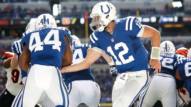 Andrew Luck hands the ball off to Ahmad Bradshaw.