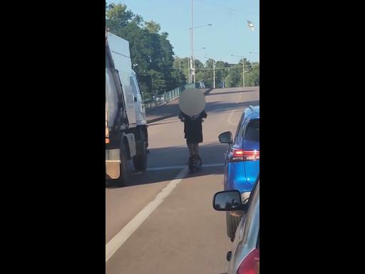 Kids on e-scooter dodge traffic, come close to truck in reckless road stunt