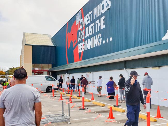 Lines of shoppers at Bunnings in Woodville, April 11, 2020. (Photo: Brenton Edwards)