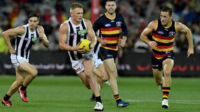 Adam Treloar looks to put Collingwood into attack.