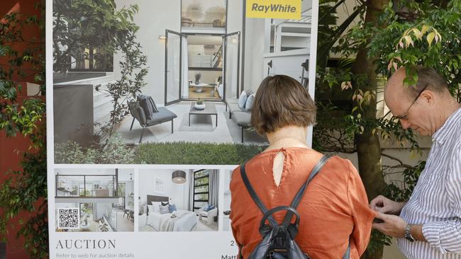 SYDNEY, AUSTRALIA - NewsWire Photos FEBRUARY 15, 2025: Auction of an apartment at 191-195 Bridge Road in Glebe.Picture: NewsWire / Damian Shaw