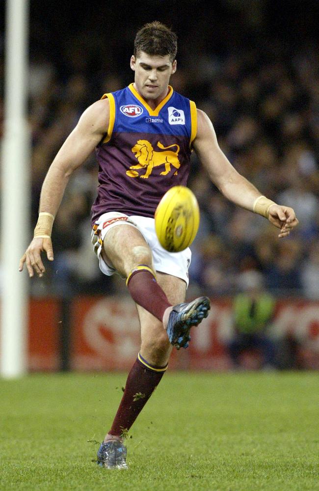 Jonathan Brown kicks for goal. Picture: Herald Sun