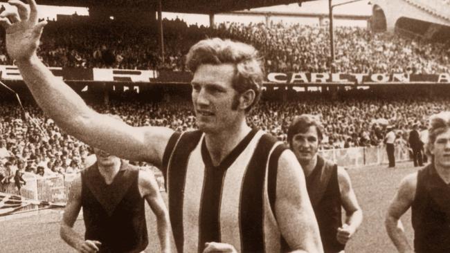 Len Thompson does a lap of honour at the MCG after being presented with the Brownlow Medal.