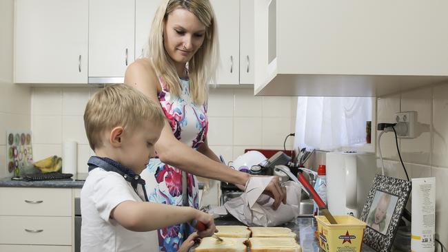 gender-roles-australian-women-still-feel-chained-to-the-kitchen