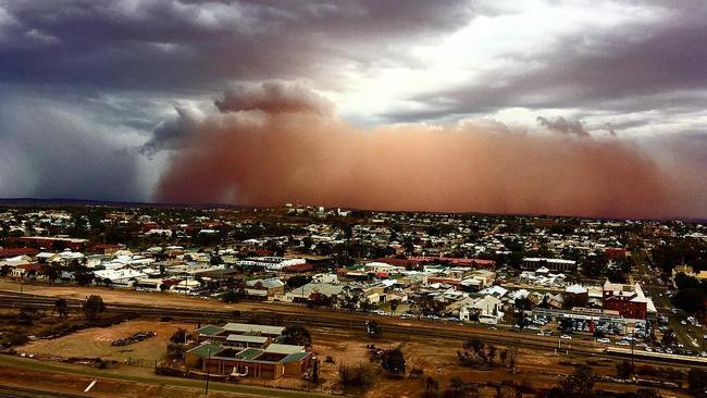 A dust storm looms over Broken Hill on Wednesday afternoon ahead of the front reaching Sydney on Thursday morning. Pictures: Broken Earth Cafe Facebook