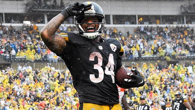 DeAngelo Williams #34 of the Pittsburgh Steelers celebrates his touchdown reception.