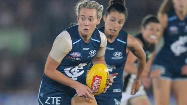 Lauren Arnell in action for Carlton.