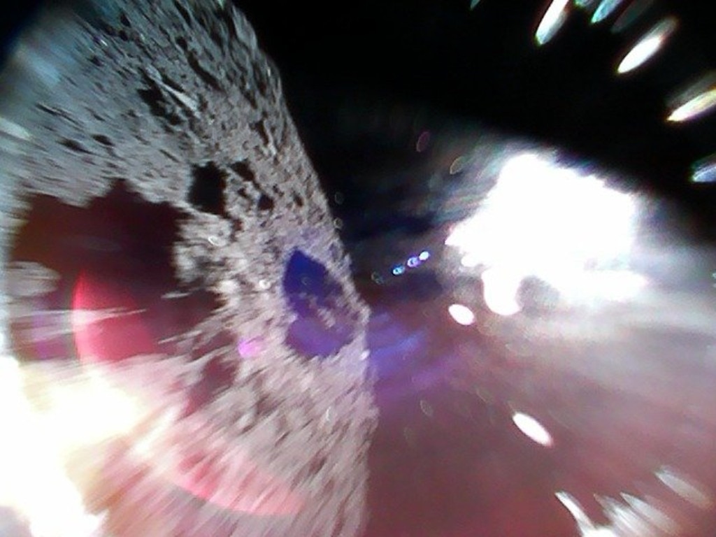 The spacecraft Hayabusa2 took pictures of the asteroid Ryugu during its journey of more than 5 billion kilometres.