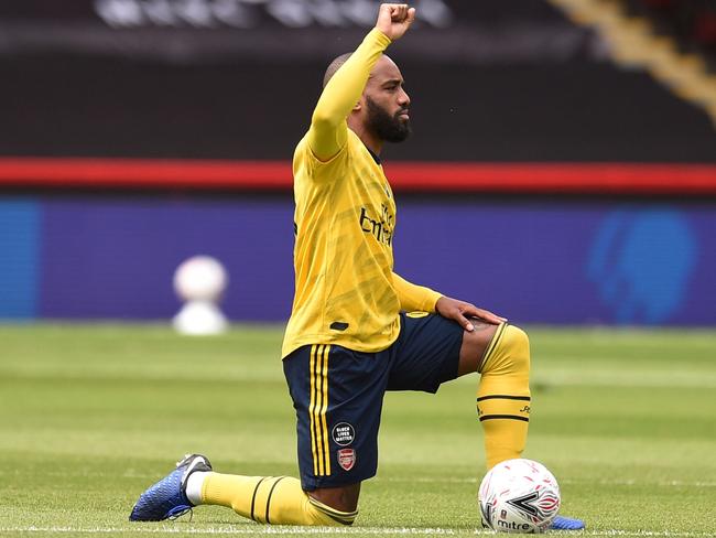 Arsenal's French striker Alexandre Lacazette (L) and Sheffield United's English defender Jack Robinson kneel in support of the Black Lives Matter movement before the English FA Cup quarter-final football match between Sheffield United and Arsenal at Bramall Lane in Sheffield, northern England on June 28, 2020. (Photo by Oli SCARFF / POOL / AFP) / RESTRICTED TO EDITORIAL USE. No use with unauthorized audio, video, data, fixture lists, club/league logos or 'live' services. Online in-match use limited to 120 images. An additional 40 images may be used in extra time. No video emulation. Social media in-match use limited to 120 images. An additional 40 images may be used in extra time. No use in betting publications, games or single club/league/player publications. /