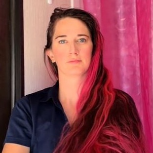 A Millennial employee has hit back at her new workplace’s dress code. Picture: @emuhleeebee/TikTok