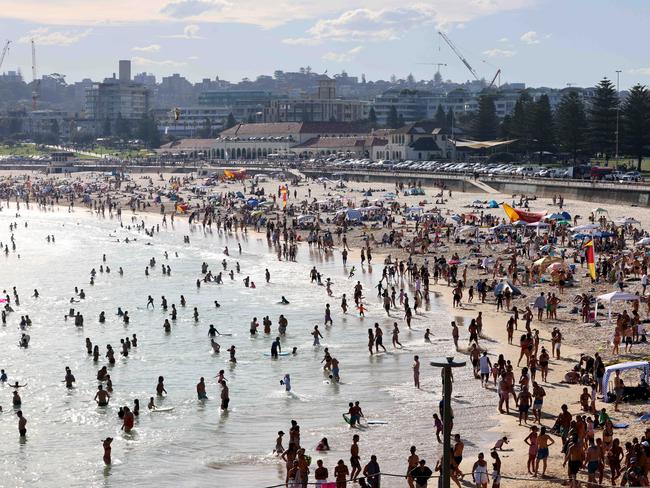 JANUARY 21, 2023: Crowds at Bondi beach on a hot summer Sunday.Picture: Damian Shaw