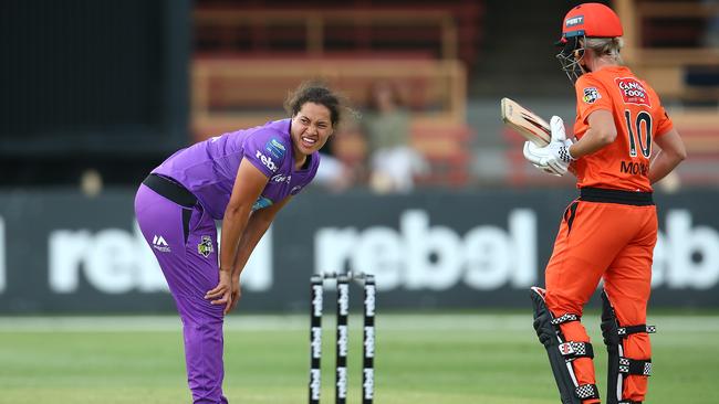 Belinda Vakarewa grimaces after hurting her knee during the Women's Big Bash League WBBL match between the Hobart Hurricanes and the Perth Scorchers at North Sydney Oval, on November 21, 2020, in Sydney, Australia. (Photo by Jason McCawley/Getty Images)