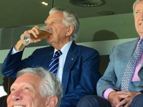 Former Prime Minister Bob Hawke skoles a beer during the second day of the Sydney Test in 2018.