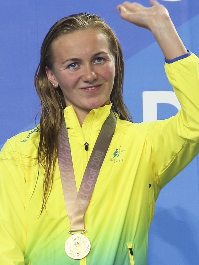 Ariarne Titmus poses with her 400m freestyle gold medal. Photo: AP