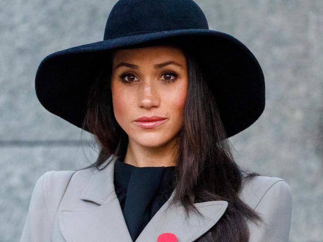 TOPSHOT - Meghan Markle, the US fiancee of Britain's Prince Harry, attends an Anzac Day dawn service at Hyde Park Corner in London on April 25, 2018.  Anzac Day commemorates Australian and New Zealand casualties and veterans of conflicts and marks the anniversary of the landings in the Dardanelles on April 25, 1915 that would signal the start of the Gallipoli Campaign during the First World War.  / AFP PHOTO / POOL AND AFP PHOTO / Tolga AKMEN