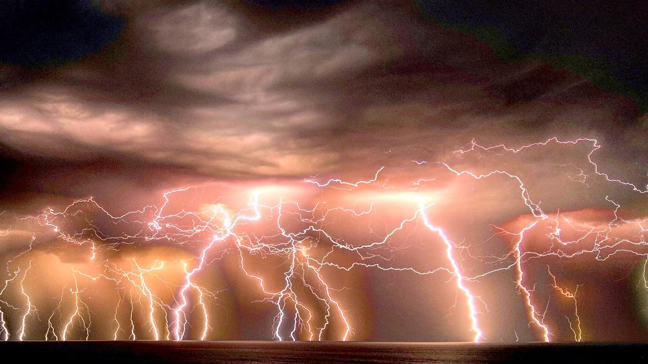 Sa Weather Tree Explodes As Lightning Strikes Sa In November Storm The Advertiser 
