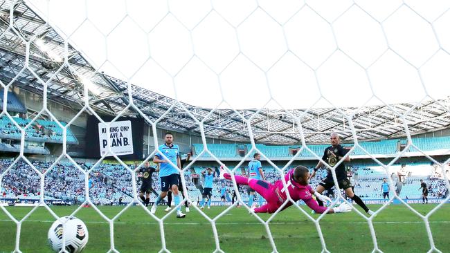 James Troisi got his redemption after Andrew Redmayne fumbles, to give Wanderers the equaliser. Picture: Getty Images.