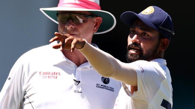 Mohammed Siraj stops play to make a formal complaint to umpire Paul Reiffel about some spectators in the bay behind his fielding position at the SCG.