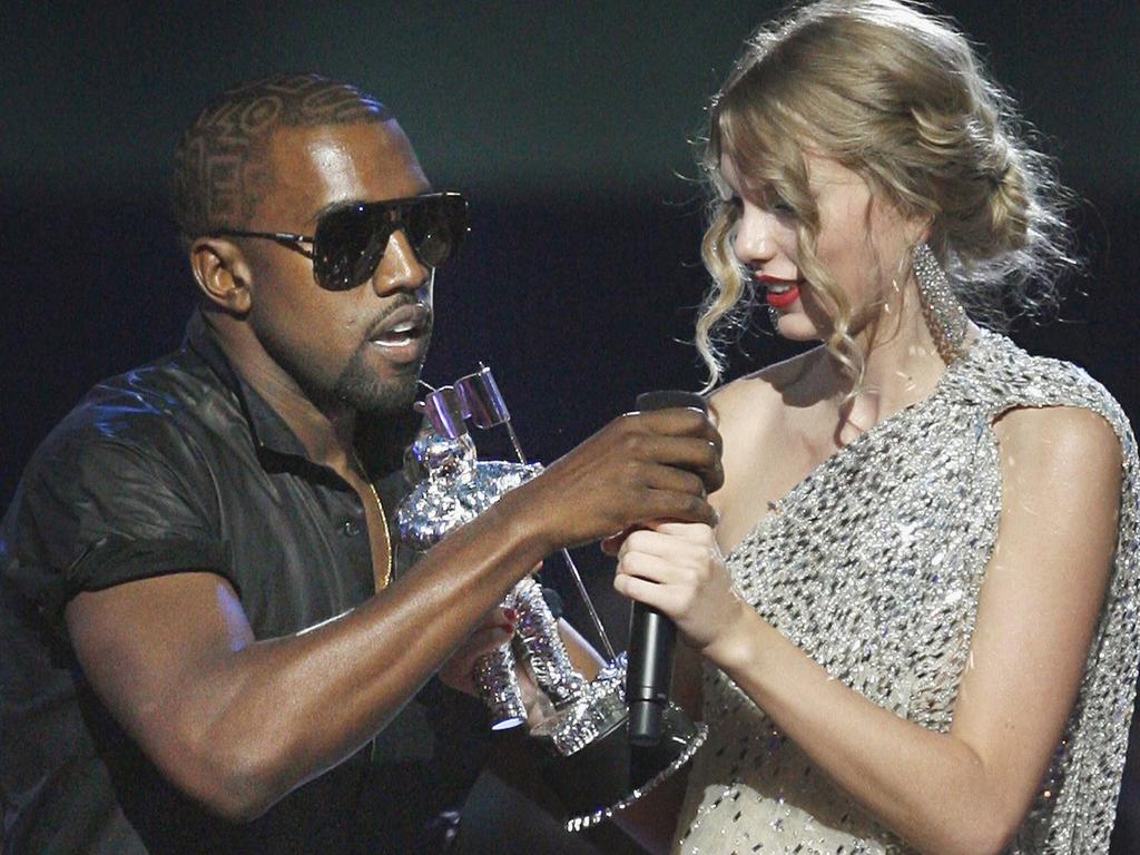 Singer Kanye West takes the microphone from singer Taylor Swift as she accepts the 'Best Female Video' award during the MTV Video Music Awards in New York, 13/09/2009.