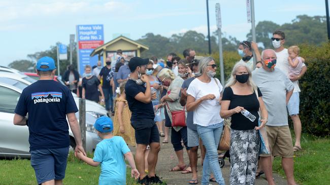 Northern beaches residents queue at Mona Vale hospital for a COVID-19 test. Picture: NCA NewsWire / Jeremy Piper