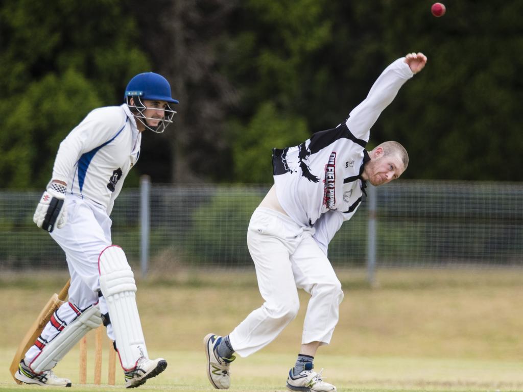 Liam White bowls for Southern District Magpies against University. Picture: Kevin Farmer