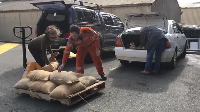 SES volunteers at Mt Barker help Adelaide Hills residents prepare for the incoming storms