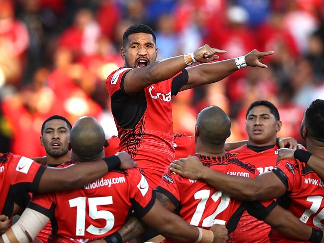 HAMILTON, NEW ZEALAND - NOVEMBER 04:  Tonga perform their cultural challenge during the 2017 Rugby League World Cup match between Samoa and Tonga at Waikato Stadium on November 4, 2017 in Hamilton, New Zealand.  (Photo by Phil Walter/Getty Images)