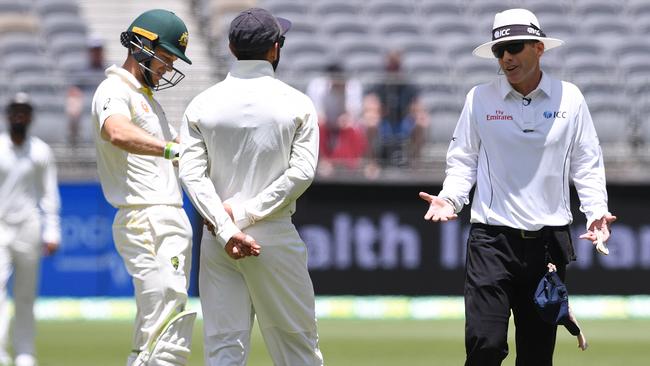 Umpire Chris Gaffaney with Indian captain Virat Kohli and Australian captain Tim Paine. Picture: AAP