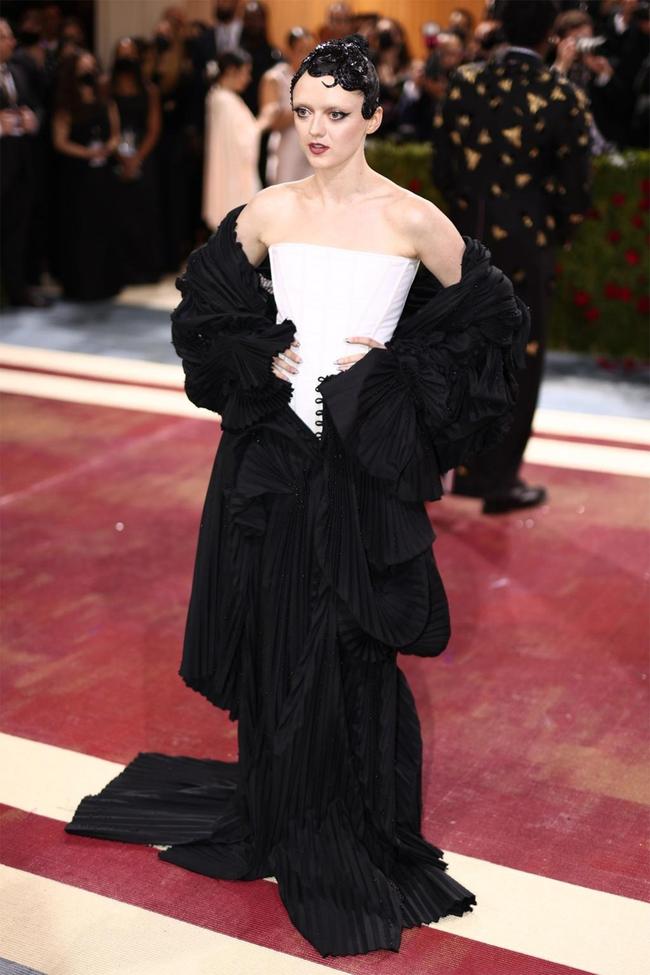 Maisie Williams attends the 2022 Met Gala.
