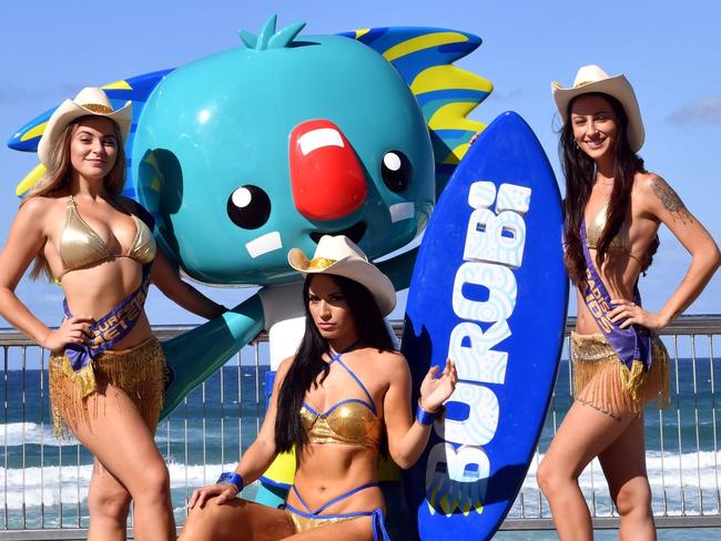 This picture taken on April 7, 2018 shows meter maids posing with the Commonwealth Games Mascot at Surfers Paradise on Gold Coast.  The Gold Coast's iconic meter maids, famous for their flowing locks and gold bikinis, have accused Commonwealth Games organisers of booting them off the streets during the competition.  / AFP PHOTO / SAEED KHAN / TO GO WITH STORY: CGames-2018-Australia-metermaids-lifestyle, FOCUS by Alastair HIMMER