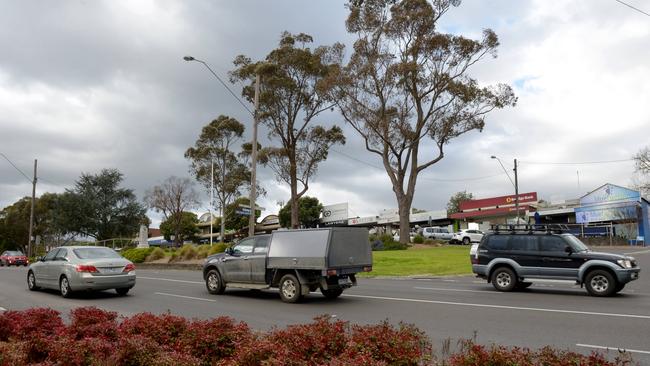 Cars travelling along Main St, Lilydale.