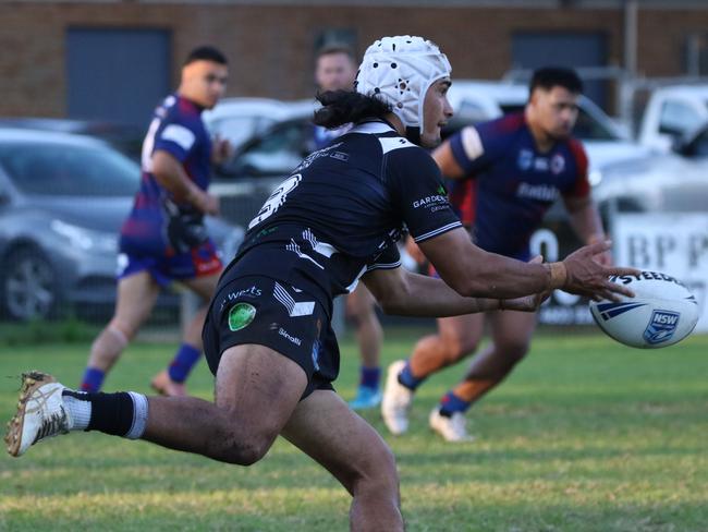 Rua Hona gets the ball away. Picture Warren Gannon Photography