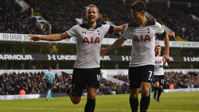 Kane (L) celebrates a goal.