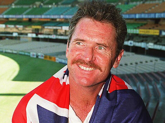 Cricketer Allan Border shows his patriotism on eve of Australia Day by draping Australian Flag around him. 01/94. Pic Jay Town.     Flags / Australian National / Union Jack    Sport / Cricket / Head / Alone