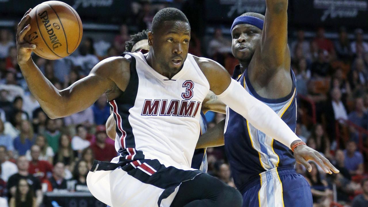 Miami Heat guard Dwyane Wade (3) passes around Memphis Grizzlies forward Zach Randolph, right, during the second half of an NBA basketball game, Sunday, Dec. 13, 2015, in Miami. The Heat defeated the Grizzlies 100-97. (AP Photo/Wilfredo Lee)