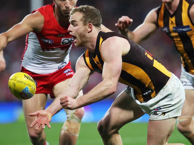 Hawthorn's Tom Mitchell handballs during AFL match Sydney Swans v Hawthorn at the SCG. Picture. Phil Hillyard