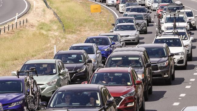 Cars queue to cross the border into Victoria from Albury on January 1. Picture: Simon Dallinger