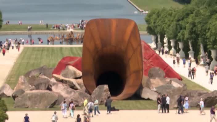 A new provocative sculpture by Anish Kapoor is on display at France's esteemed Versailles Palace.