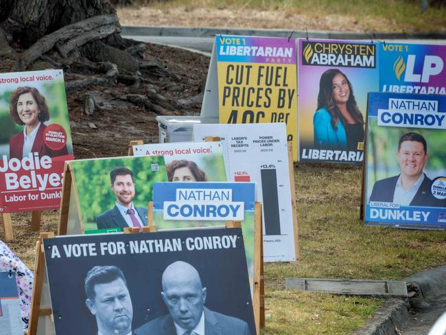 26/02/2024 Campaign sinage at a polling booth in Franskton ahead of the Dunkley By-Election this weekend. Picture David Geraghty