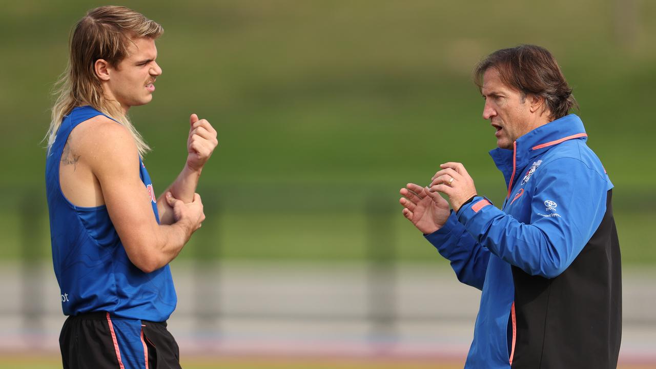 MELBOURNE, AUSTRALIA - MAY 12: Bailey Smith of the Bulldogs speaks with Bulldogs coach, Luke Beveridge during a Western Bulldogs AFL training session at Skinner Reserve on May 12, 2023 in Melbourne, Australia. (Photo by Robert Cianflone/Getty Images)