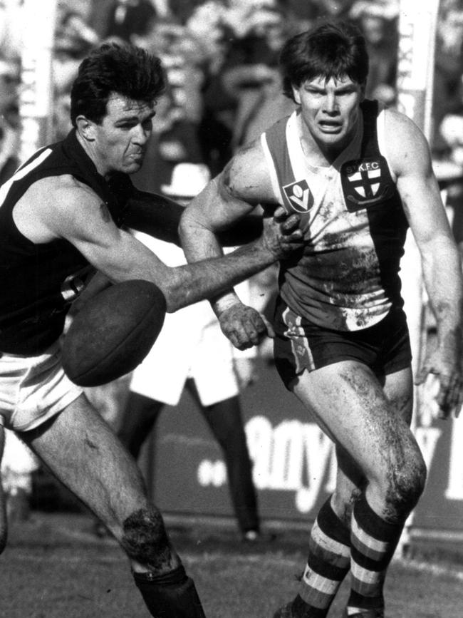 Carlton’s Peter Sartori grabs Frawley.